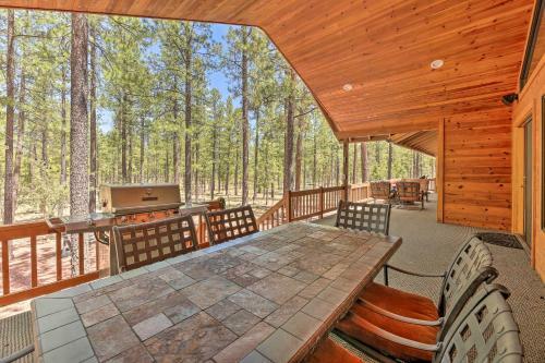 Expansive Pinetop Cabin With Fireplace And Grill!