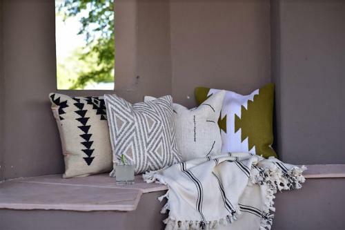 Desert Oasis W/ Pool, Table Tennis, & Fire Pit ? Caspian By Avantstay