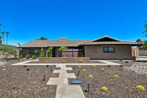 Contemporary Oasis With Outdoor Bar And Pool Table!