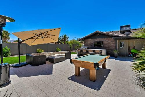 Contemporary Oasis With Outdoor Bar And Pool Table!