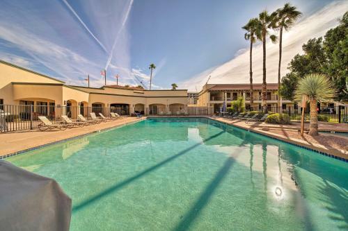 Cozy Condo With Balcony - Walk To Salt River Fields!