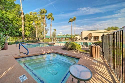 Cozy Condo With Balcony - Walk To Salt River Fields!