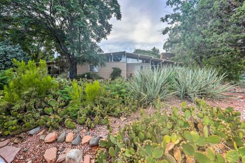 Unique Uptown Townhome With Spacious Yard And Fire Pit