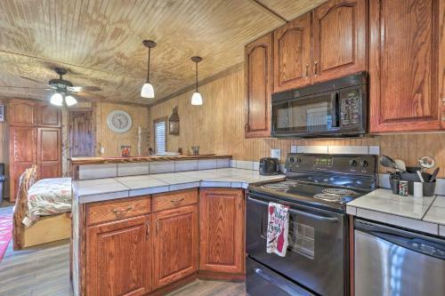 Pet-friendly Cabin, 3 Mi To Show Low Lake!