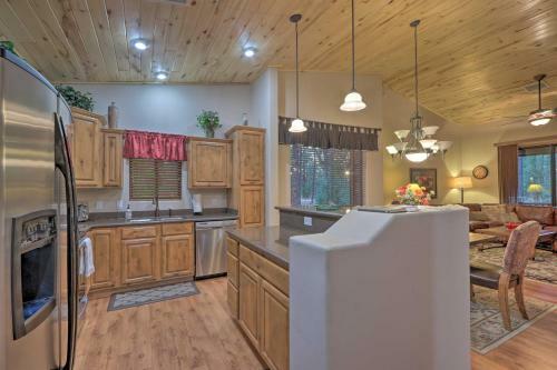 Show Low Townhome With Deck And Barbecue Grill!