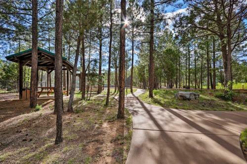 Show Low Townhome With Deck And Barbecue Grill!