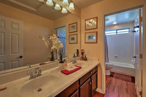Luxurious Home With Pool, 2 Mi To Surprise Stadium!