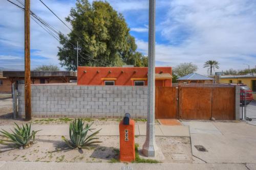 Barrio Hollywood
