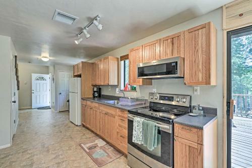 Wooded Prescott Cabin With Private Deck And Grill!
