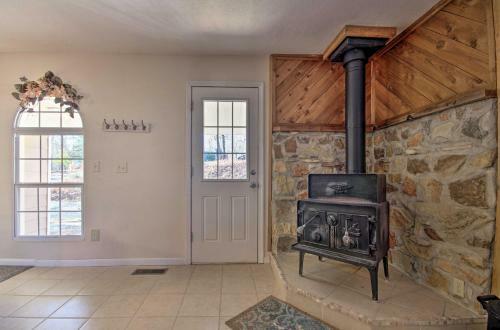 Fisherman-friendly Bull Shoals Home On Lake!