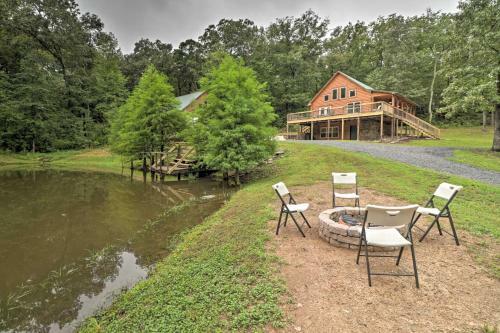 Hideaway Cabin - Walk To Greers Ferry Lake!