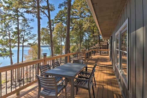 Waterfront Getaway With Furnished Deck And Grill!