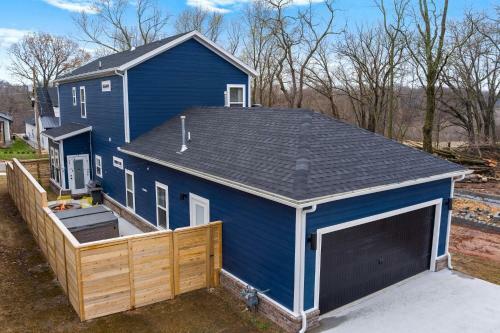 Big Blue On Main - Hot Tub Open