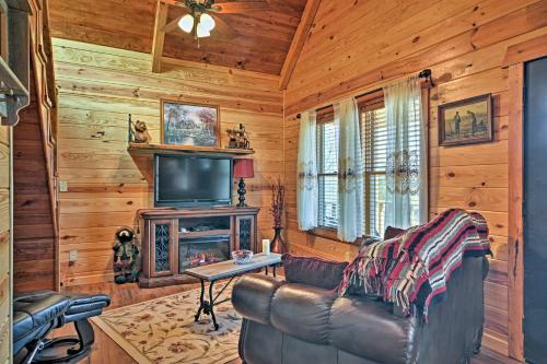 Log Cabin With Great Yard- 2 Miles To Lake Hamilton!