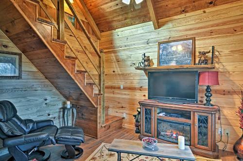 Log Cabin With Great Yard- 2 Miles To Lake Hamilton!