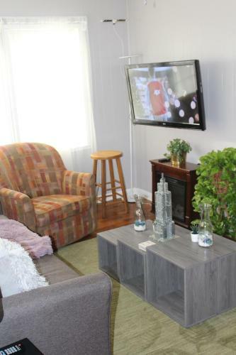 Delightful Bungalow With Spa Tub & Key-less Entry