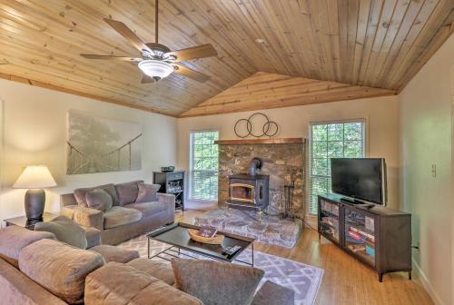 Creekside Hideaway Home With Fire Pit And Creek Access!