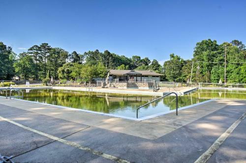Lakefront Retreat With Deck, Dock And Resort Amenities