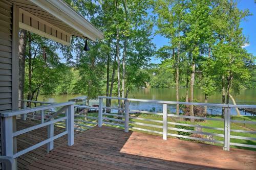 Lakefront Retreat With Deck, Dock And Resort Amenities