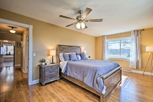 Large Beaver Lake Hideaway With Deck On 7 Acres!
