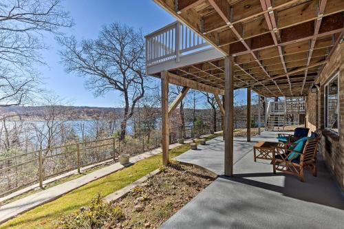 Large Beaver Lake Hideaway With Deck On 7 Acres!