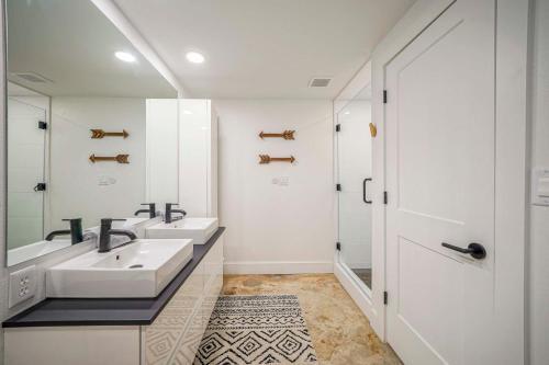 Upscale Grand Point Escape On Lake Hamilton