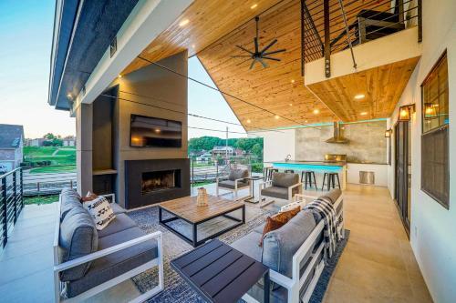 Upscale Grand Point Escape On Lake Hamilton