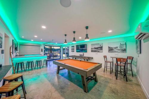 Upscale Grand Point Escape On Lake Hamilton