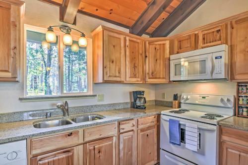 Cozy Arnold Hideaway With Serene Wooded Views And Deck