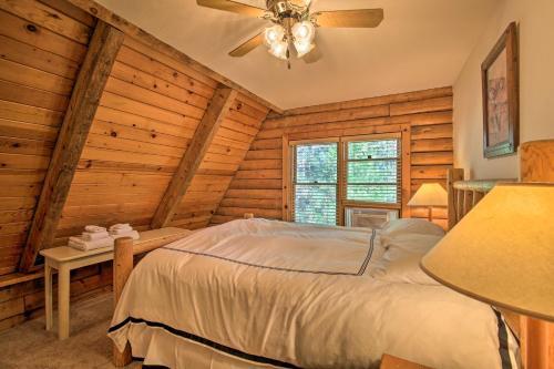 Custom-built Cabin With Spacious Deck 5 Mi To Hiking