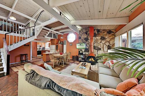 Coastal Getaway With Pool Table - Stroll To Beach Home