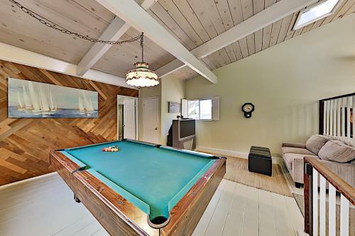 Coastal Getaway With Pool Table - Stroll To Beach Home