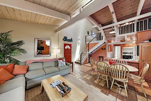 Coastal Getaway With Pool Table - Stroll To Beach Home