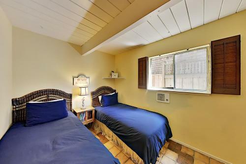 Coastal Getaway With Pool Table - Stroll To Beach Home