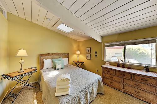 Coastal Getaway With Pool Table - Stroll To Beach Home