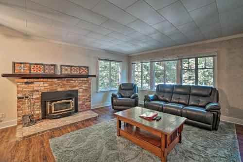 Riverfront Cottage In Redwoods With Decks And Beach!