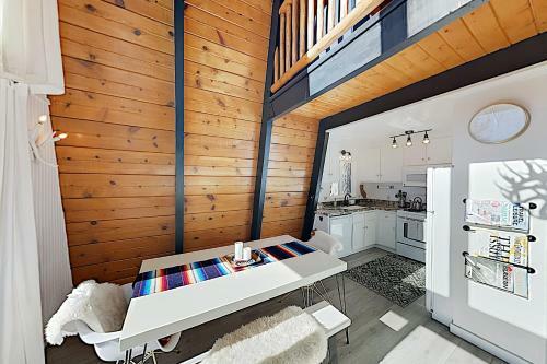 Rustic-chic Remodel With Fireplace, Deck & Hot Tub! Cabin