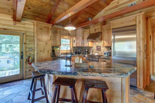 Gorgeous Cabin - Private Hot Tub - Walk To Skiing Cabin