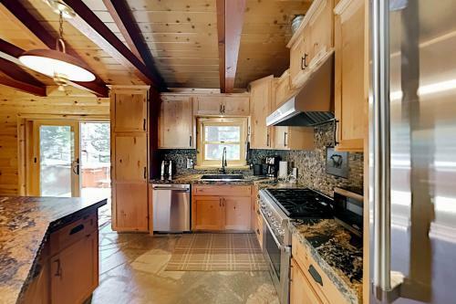 Gorgeous Cabin - Private Hot Tub - Walk To Skiing Cabin