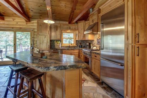Gorgeous Cabin - Private Hot Tub - Walk To Skiing Cabin