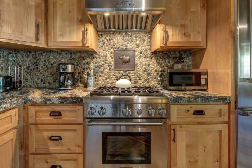 Gorgeous Cabin - Private Hot Tub - Walk To Skiing Cabin