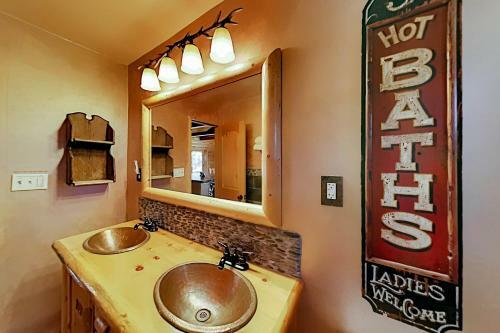 Gorgeous Cabin - Private Hot Tub - Walk To Skiing Cabin
