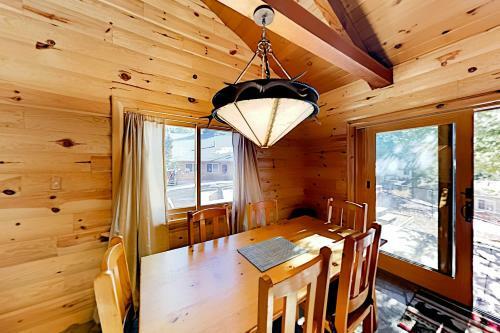 Gorgeous Cabin - Private Hot Tub - Walk To Skiing Cabin