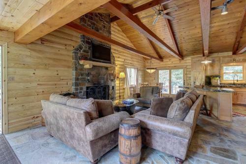 Gorgeous Cabin - Private Hot Tub - Walk To Skiing Cabin