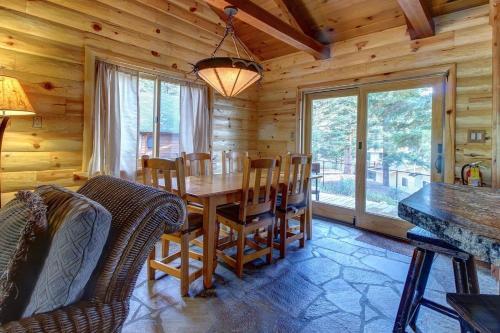 Gorgeous Cabin - Private Hot Tub - Walk To Skiing Cabin
