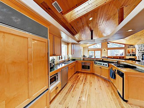 New Listing! Custom Lakeside Haven With Water Views Home