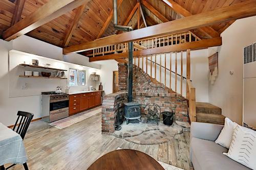 Classic Chalet Hideaway In Moonridge Home