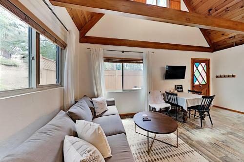 Classic Chalet Hideaway In Moonridge Home