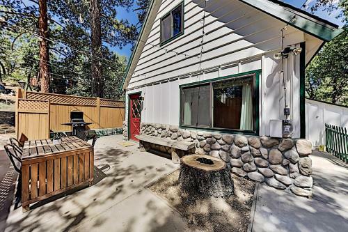 Classic Chalet Hideaway In Moonridge Home