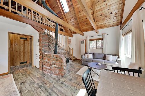 Classic Chalet Hideaway In Moonridge Home